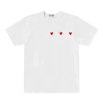 Logo PLAY horizontal à trois cœurs sur t-shirt (blanc)