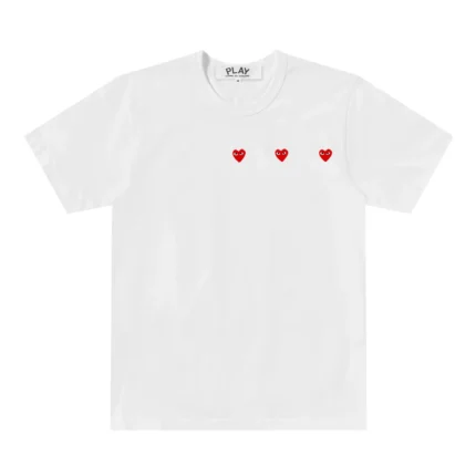 Logo PLAY horizontal à trois cœurs sur t-shirt (blanc)